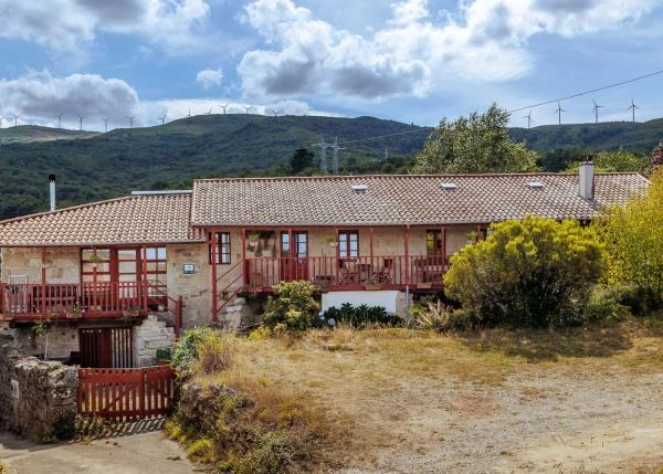 27-Ribeira-Sacra-exterior-casa-rural-de-piedra-y-madera-650c338b8114b