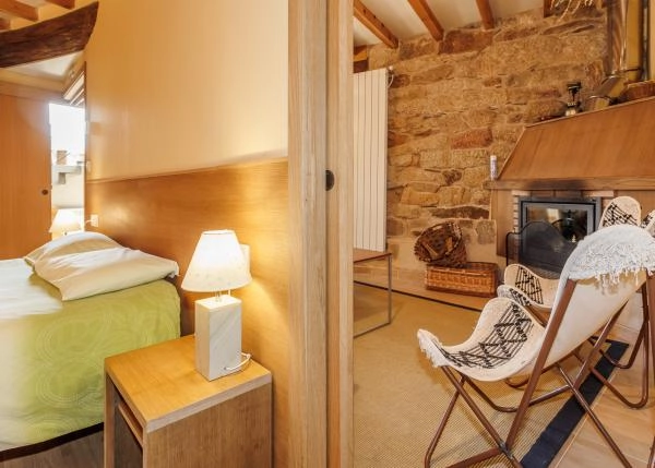 56-Ribeira-Sacra-interior-de-casa-rural-de-piedra-y-madera-650c33b11fa4b