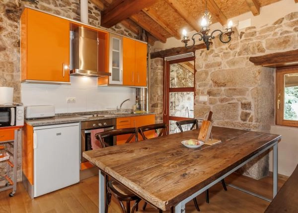 62-Ribeira-Sacra-interior-de-casa-rural-de-piedra-y-madera-650c33b9db7c8