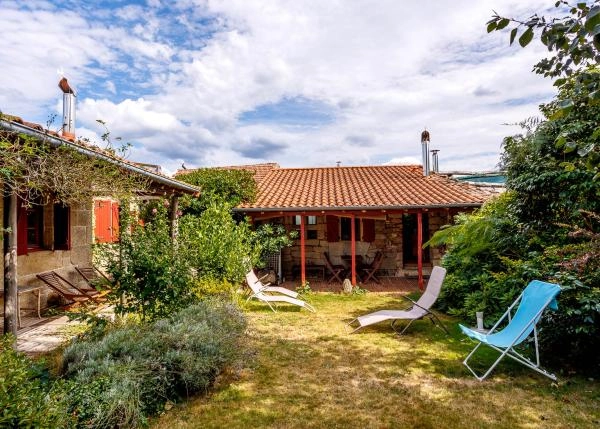 72-Ribeira-Sacra-interior-de-casa-rural-de-piedra-y-madera-650c33c71ff88