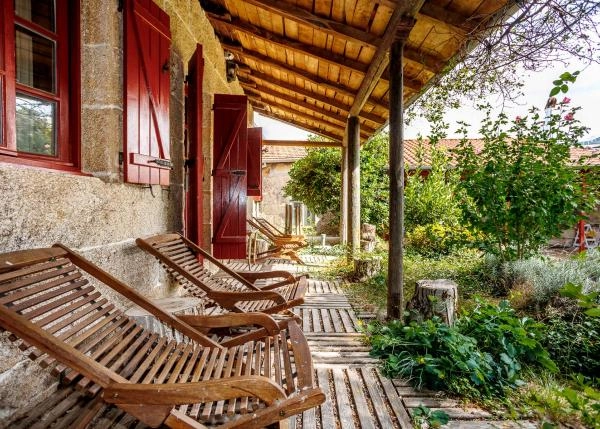 75-Ribeira-Sacra-interior-de-casa-rural-de-piedra-y-madera-650c33cadb306