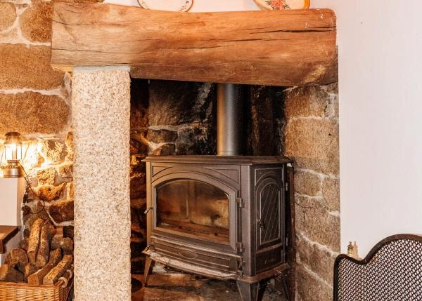 82-Ribeira-Sacra-interior-de-casa-rural-de-piedra-y-madera-650c33d3597ca