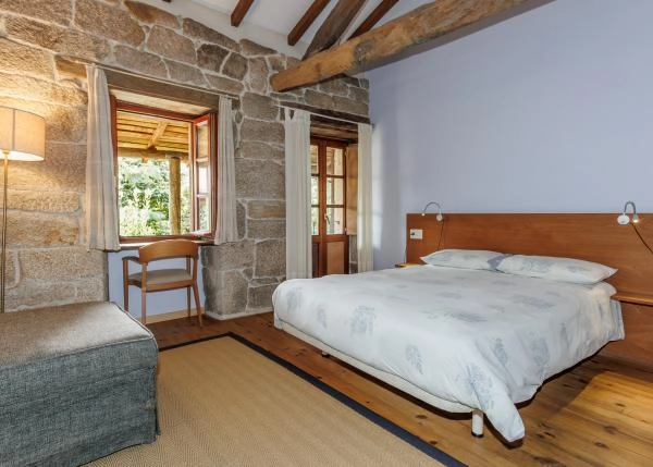 95-Ribeira-Sacra-interior-de-casa-rural-de-piedra-y-madera-650c33e46d4f4