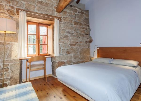 99-Ribeira-Sacra-interior-de-casa-rural-de-piedra-y-madera-650c33e94f082