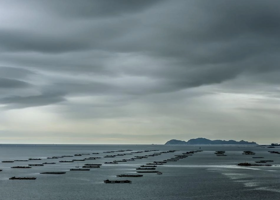Galician_Country_Homes_bateas_galicia_mar_mejillon_nublado
