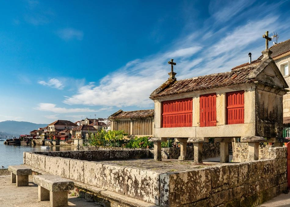 Galician_Country_Homes_horreo_galicia_combarro_ria