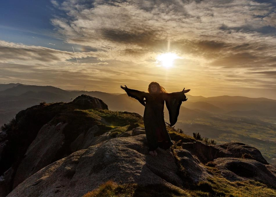 Galician_Country_Homes_atardecer_rosy_montañas_galicia