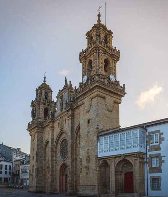 Fotografia de la catedral de Mondonedo un dia despejado