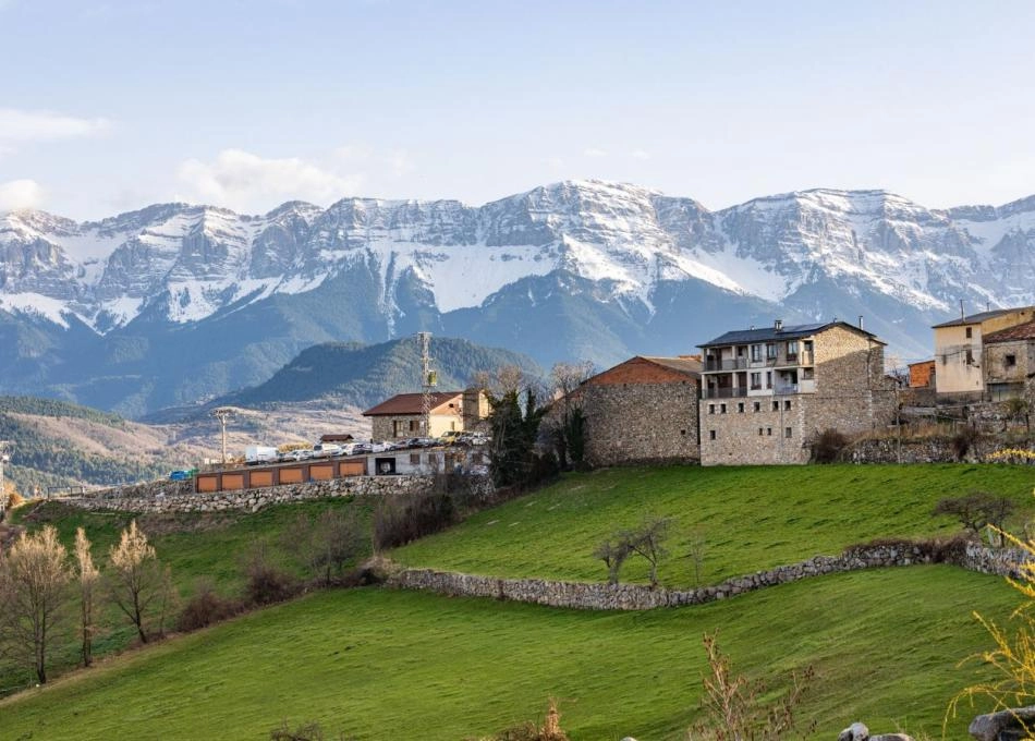 lles-de-cerdanya-lleida-farrera-cataluña-españa-rural-casa-pueblo
