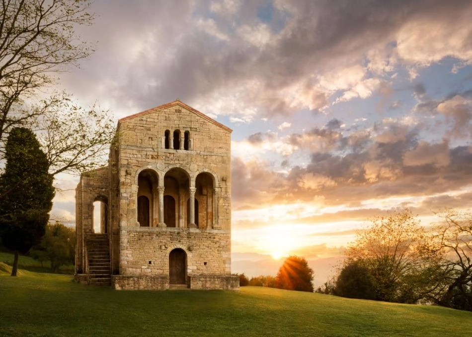 asturias-naranco-catedral-amanecer-jardin