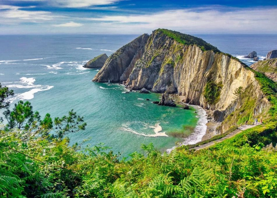 asturias-playa-el-silencio-costa-cudillero-mar-azul