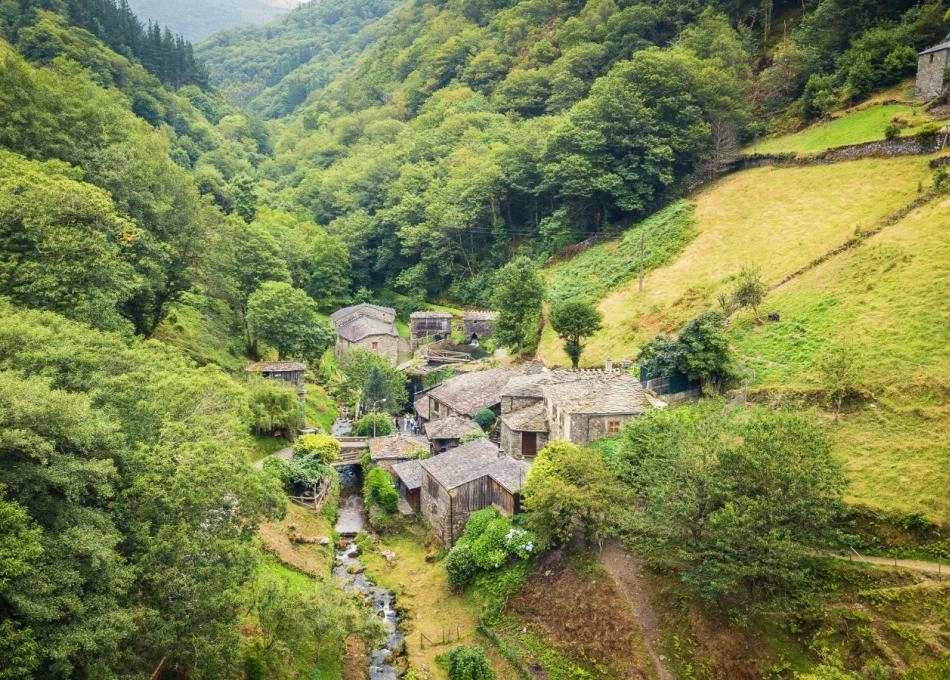 asturias-pueblo-tradicional-rural-montaña